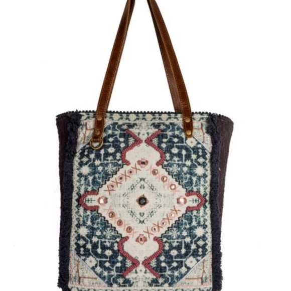 ▪️Myra Handcrafted Quilted Motif/Embroidered Tote - Picture 5 of 13